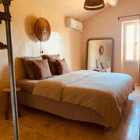 Bed and Breakfast Le Vieux Portail Saint-Saturnin-lès-Apt Esterno foto