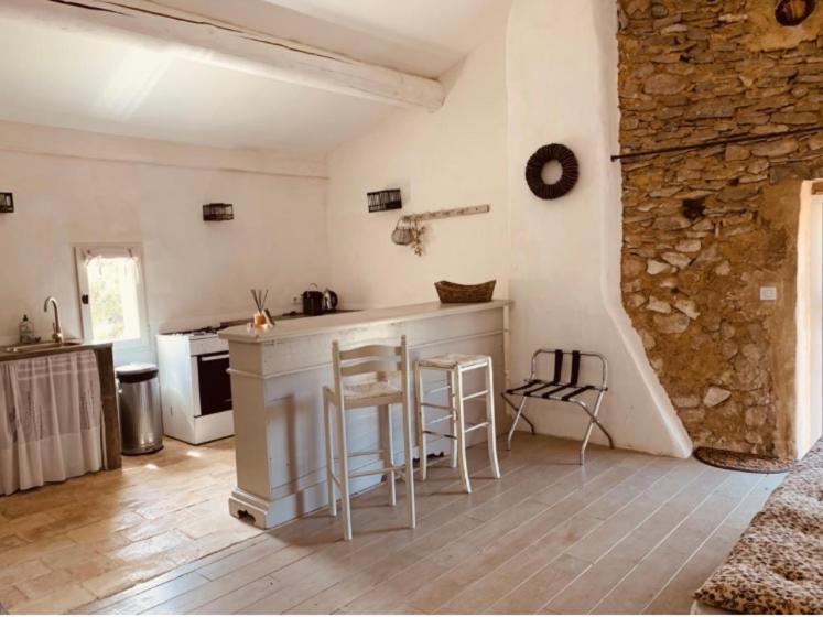 Bed and Breakfast Le Vieux Portail Saint-Saturnin-lès-Apt Esterno foto