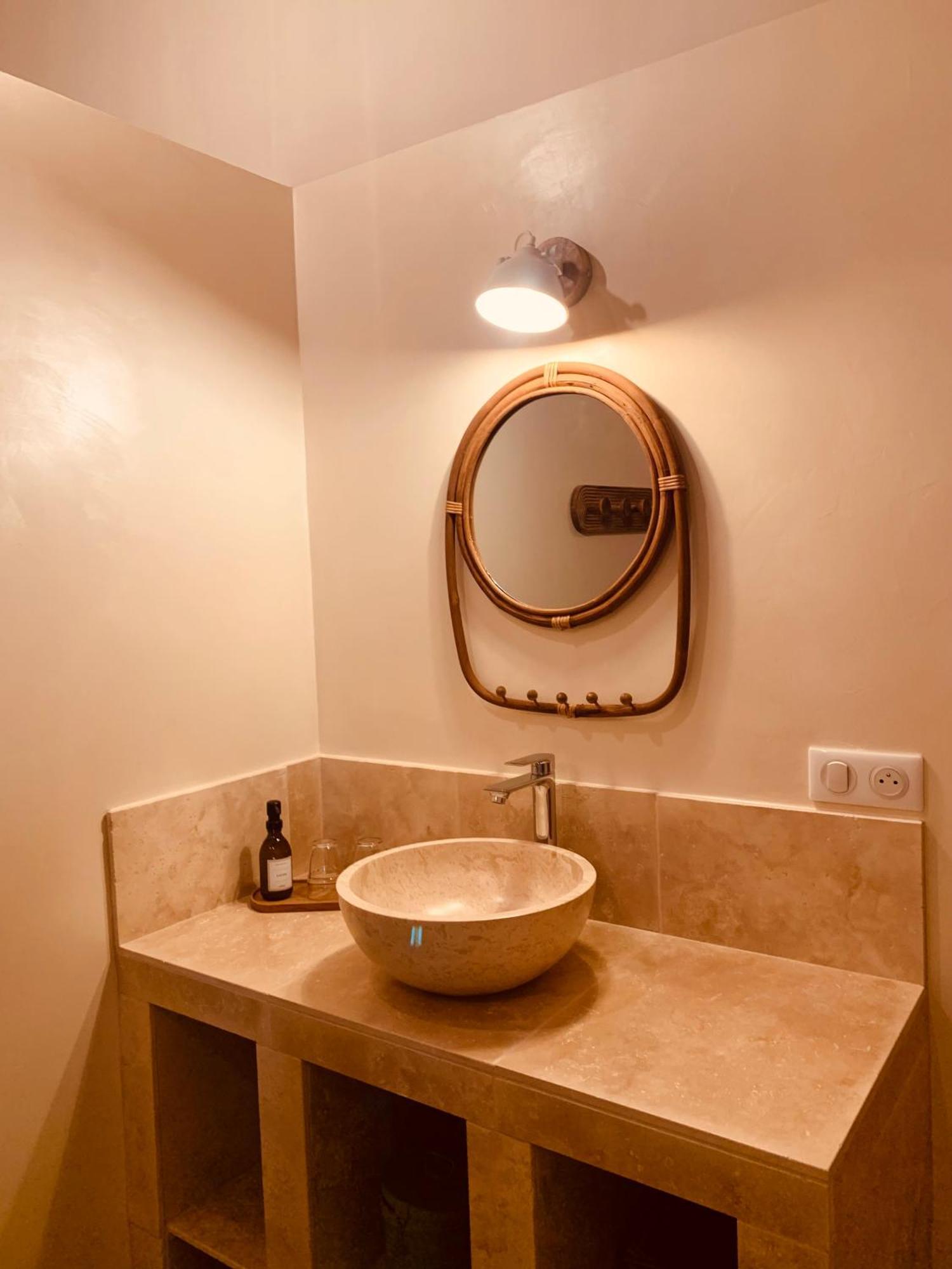 Bed and Breakfast Le Vieux Portail Saint-Saturnin-lès-Apt Esterno foto