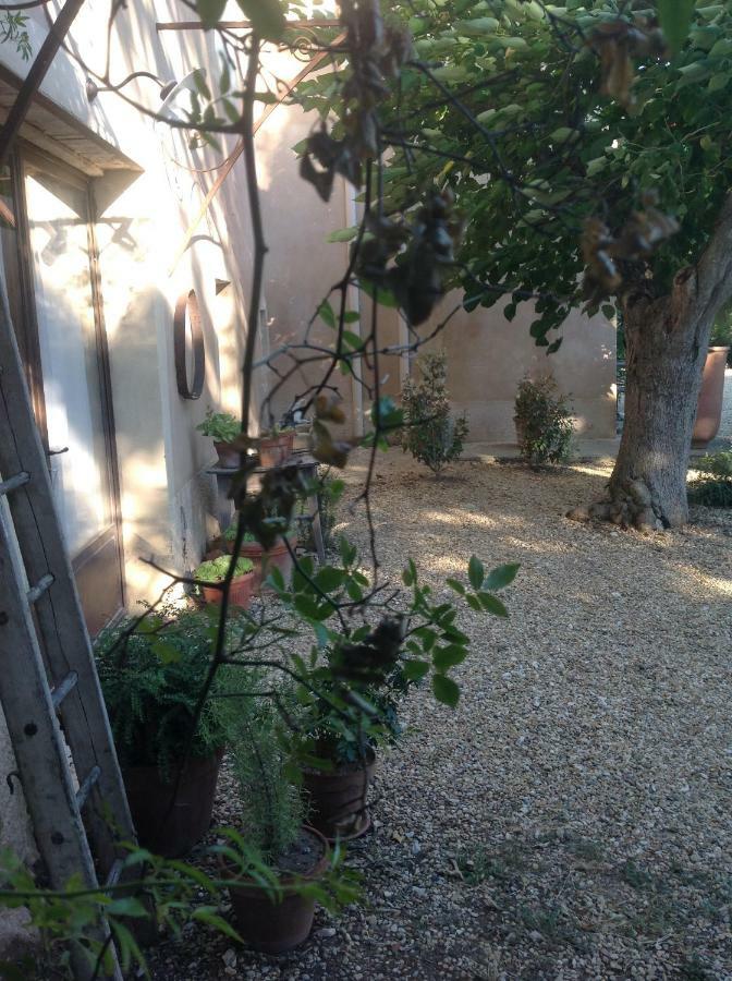 Bed and Breakfast Le Vieux Portail Saint-Saturnin-lès-Apt Esterno foto